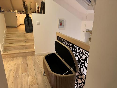 ein Wohnzimmer mit einem Stuhl und einer Treppe in der Unterkunft Les remparts de Guerande in La Celle-sous-Gouzon