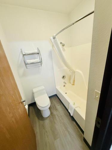 a bathroom with a toilet and a bath tub at Knights Inn New Florence in New Florence