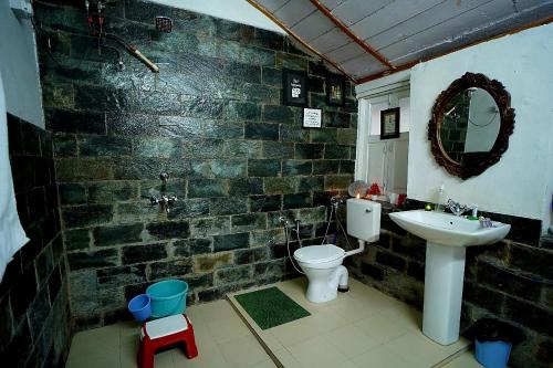 Ein Badezimmer in der Unterkunft Leela Cottages
