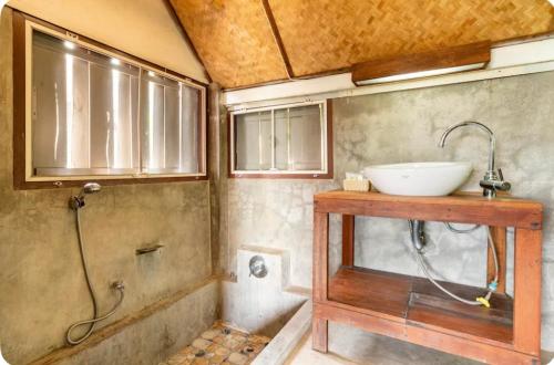 un bagno con un lavandino su un bancone e un lavandino di Bulun Buri Pai Resort a Pai