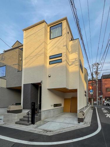 a building on the side of a street at 桜の川64 池袋駅C6口 8分 2-11人丨Ikebukuro JR Line C6 Exit 8 minutes 2-11 people in Tokyo