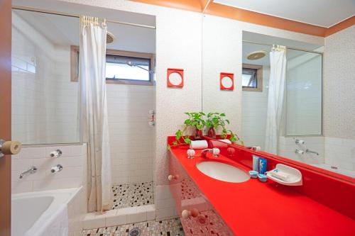 Ένα μπάνιο στο Spacious 4BR Home Quiet Street Great Location