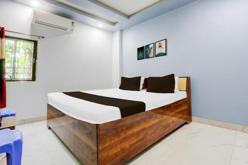 a bedroom with a bed in a room at OYO Annapurna Restaurant & Hotel in Patna