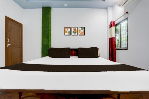 a bedroom with a large white bed in a room at OYO Annapurna Restaurant & Hotel in Patna