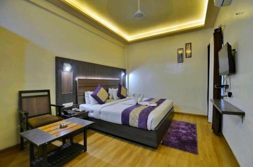 Ένα ή περισσότερα κρεβάτια σε δωμάτιο στο Hotel O Ujjain Railway Station Formerly Hotel Sanjay Kasliwal