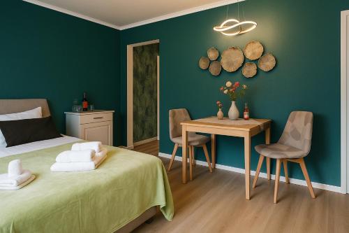 a bedroom with a bed and a table with chairs at Savor City Appartement Bautzen für 2 Personen direkt im Zentrum in Bautzen