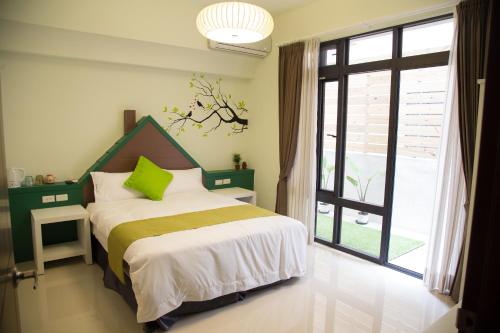 1 dormitorio con cama y ventana grande en BUDDY 35 en Jian