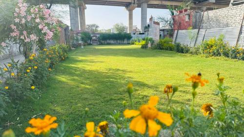 Un jardín fuera de The Ummed Palace