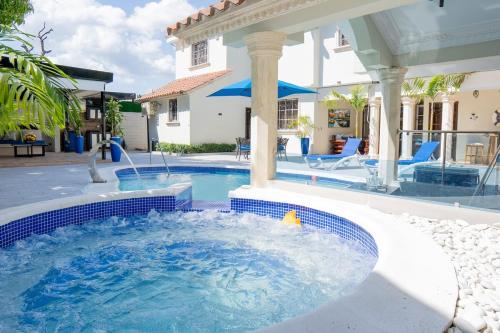 Villa La Dueña - Vista Hermosa Luxury Retreat, 5BR Villa with Pool, Swim-Up Bar, Jacuzzi, Chef's Kitchen, Fast Wi-Fi, Full AC, EV Charger and Solar Power, Ideal for Families & Groups