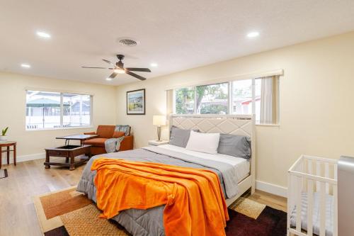 Un dormitorio con una cama con una manta naranja. en Luxury Retreat Near Hard Rock, en Joe Robbie Stadium Heliport