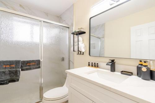 Un baño con ducha, lavabo y espejo. en Luxury Retreat Near Hard Rock, en Joe Robbie Stadium Heliport