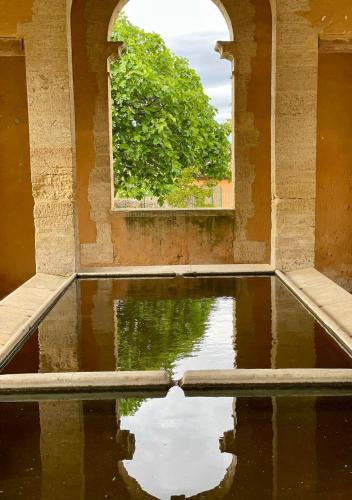 - une piscine d'eau dans un bâtiment avec fenêtre dans l'établissement Maison de Charme Provençale, à Saint-Victor-la-Coste