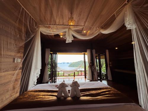 Postel nebo postele na pokoji v ubytování Hillhouse - Koh Yao Noi