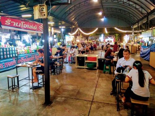 a group of people sitting at tables in a market at ลีลาวดี ซอยมหาดไทย รามคำแหง65 Mahadthai in Bangkok