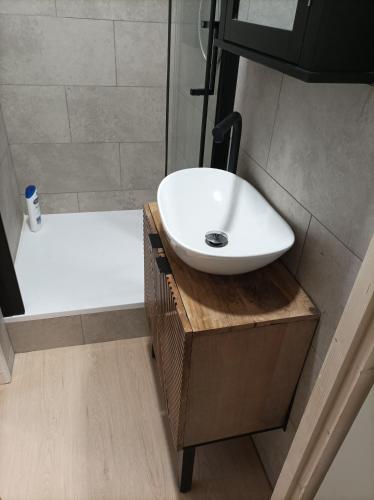 une salle de bain avec un lavabo blanc et une douche dans l'établissement 