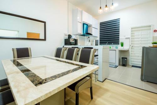 eine Küche mit Tisch und Stühlen in einem Zimmer in der Unterkunft Bermaley Bukit Keluang, Besut in Kampung Raja