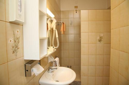 A bathroom at Hotel San Pellegrino