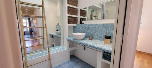 une salle de bain avec un lavabo et un miroir dans l'établissement Spacious apartment, center, close to beach and train station, à Saint-Raphaël