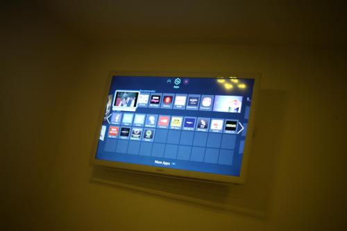 En tv och/eller ett underhållningssystem på Exhibition Court Hotel 4