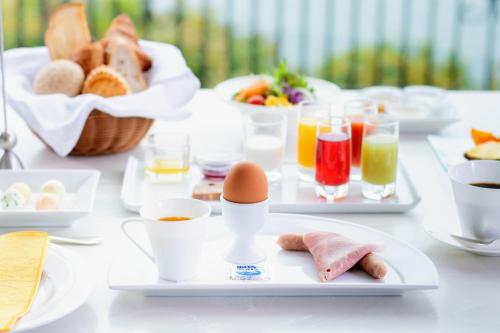 un tavolo sormontato da piatti di cibo e bevande di Miyako Resort Shima Bayside Terrace a Shima