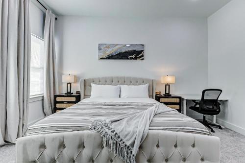 - une chambre avec un lit, deux tables et une chaise dans l'établissement Premier Luxe Houston Getaway NRG Med Center, à Houston