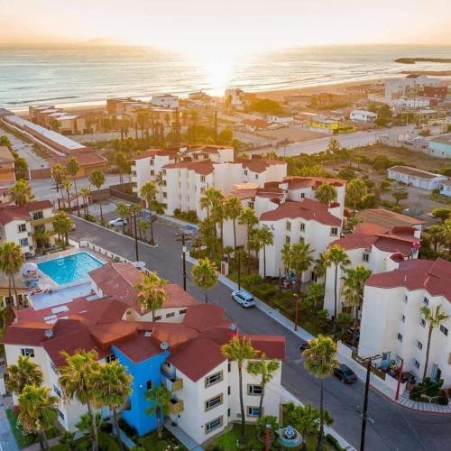Rosarito BeachにあるLife is Today! First floorの海辺のリゾートの空中ビュー