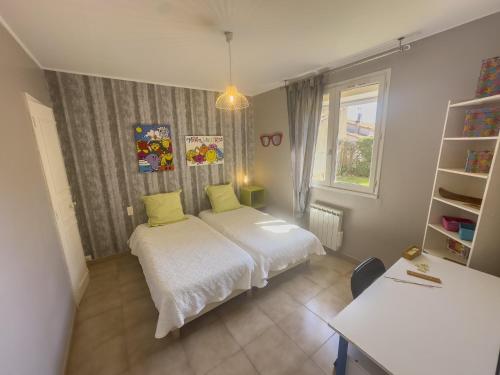 une chambre avec un lit avec des oreillers jaunes et une fenêtre dans l'établissement Beauséjour, à La Celle-sous-Gouzon