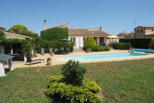 une maison avec une piscine dans une cour dans l'établissement Beauséjour, à La Celle-sous-Gouzon
