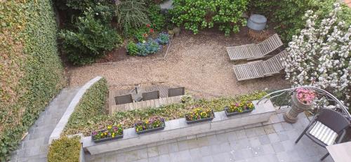 an overhead view of a garden with benches and flowers at 't Kabinet in Blankenberge
