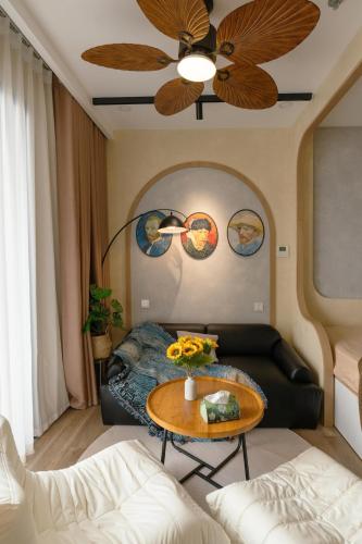 Ruang duduk di Leng Ecopark Vangogh Hideaway