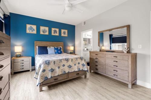 Giường trong phòng chung tại Gone Coastal 1 Block to Beach & Boardwalk AC