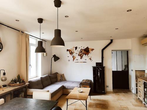 un salon avec un canapé et une table dans l'établissement Villa central 500m des plages, à Roquebrune-Cap-Martin