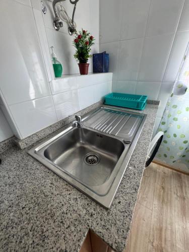 Kuchyň nebo kuchyňský kout v ubytování Lindo y acogedor Apartamento Grao Playa Gandia piso 5to sin ascensor