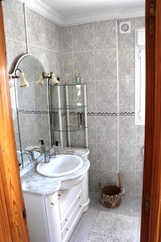 ein Badezimmer mit Waschbecken und Spiegel in der Unterkunft Charmigt hus med bästa läge i Torrox Costa in Torrox Costa