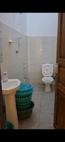 Bilik mandi di Golden hut studio