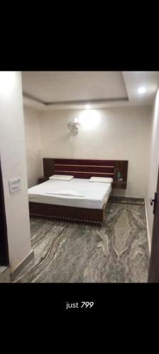 Ένα ή περισσότερα κρεβάτια σε δωμάτιο στο HOTEL ORCHID INn