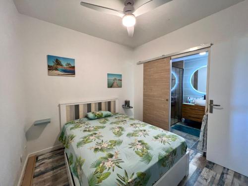 a bedroom with a bed and a bathroom at TI PARADI VUE MER in Saint-François