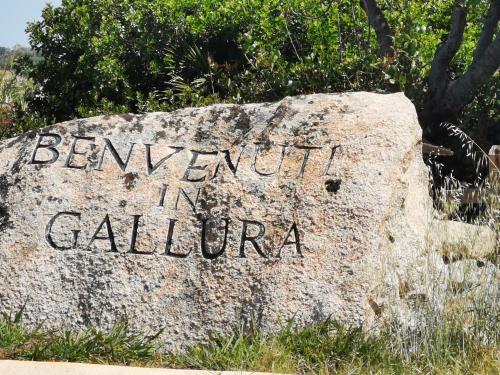 a rock with the words bennington in california on it at Live Sea and Nature in Costa Paradiso