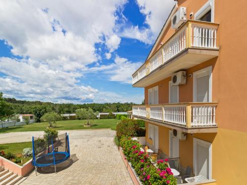 budynek z balkonem i patio w obiekcie Panoramic Apartment in Banjole near Pula Town Centre w mieście Banjole