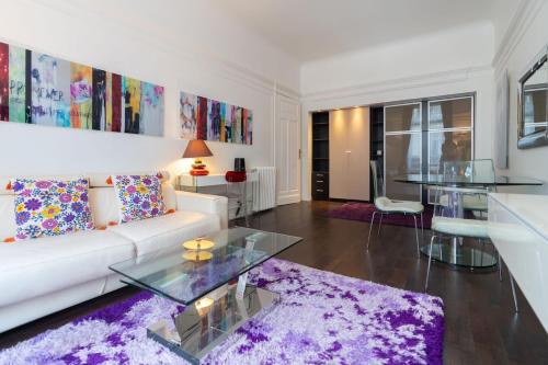 Champs Elysées Apartment