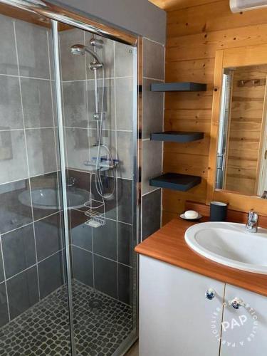 une salle de bain avec douche et lavabo dans l'établissement Chalet 6 Personnes au calme dans les landes-Mimizan, à Bias