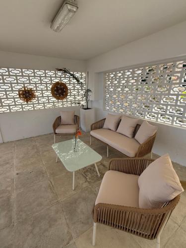Area soggiorno di Fronte Mare Suite - Sea Front Luxury Suite With Private Beach Patio