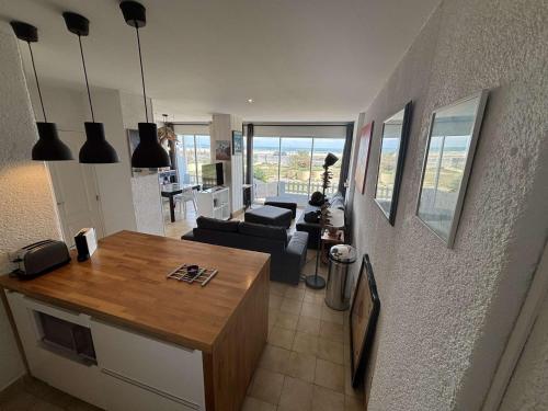 - une cuisine et un salon avec vue sur le salon dans l'établissement Appartement 2 pièces Port la Nouvelle PN430-026, à Port-la-Nouvelle