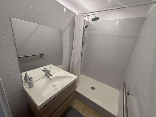 une salle de bain blanche avec un lavabo et une douche dans l'établissement Appartement 2 pièces Port la Nouvelle PN430-026, à Port-la-Nouvelle