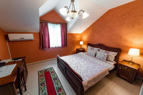 a bedroom with a bed and a window at Zornića Kuća in Ba°evac