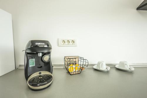 a blender sitting on a counter with a basket ofmons at Casa Chirila in Giarmata Vii