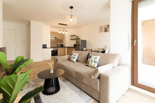 un salon avec un canapé et une table dans l'établissement Cocon Paris Stade de France, à Pierrefitte-sur-Seine