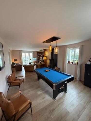 Ruang duduk di Capsule villa champêtre piscine billard
