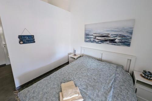 une chambre avec un lit et un tableau au mur dans l'établissement Relax - Poreč, apartment for two!, à Dračevac
