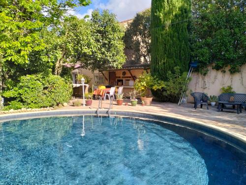 - une piscine d'eau dans une cour dans l'établissement Petit Mazet PROVENCE, à Eyragues